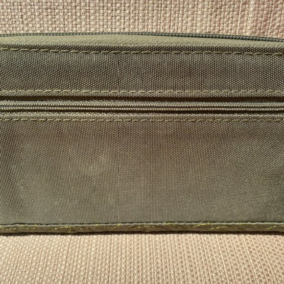 Travelon dark green wristlet   pretty floral inner - Picture 7 of 9